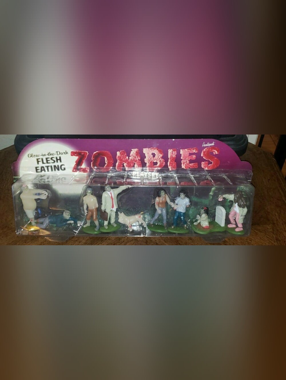 Accoutrements Glow-In-The-Dark Flesh Eating Zombies Playset